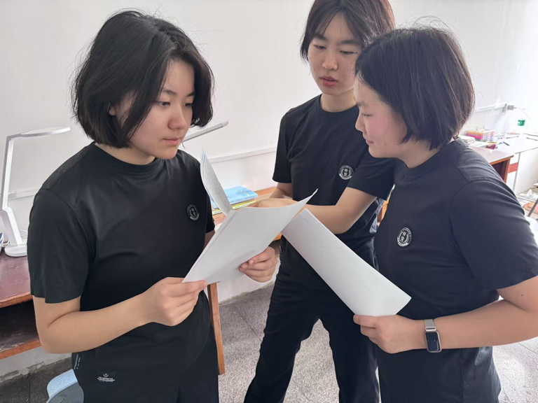 板球邀请赛上演强强对话，江汉犀牛队读秒扳平蓬莱飞鹰队，团队配合流畅；防线高度稳定的简单介绍