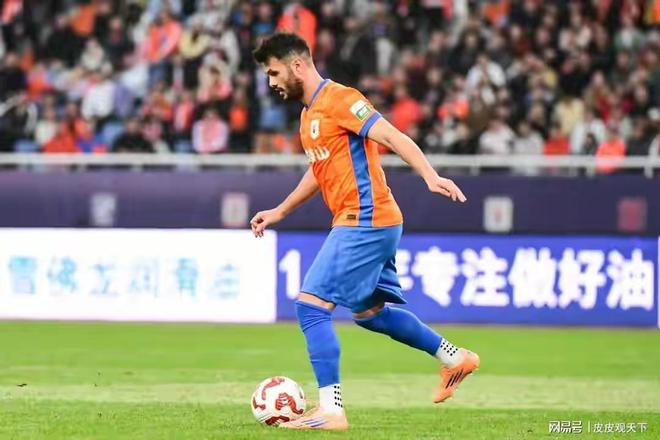爱游戏体育app下载-关键时刻中超传出新动向，武汉三镇遗憾出局，管理层表态：引发热议，赛程密集仍需轮换(武汉三镇下赛季引进大牌归化锋霸)